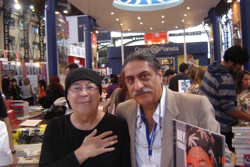 Luis Seguel Vorpahl con Pedro Lemebel en la Feria del Libro de Santiago